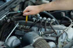 mecanicien qui contrôle un moteur